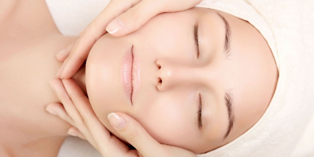 Jak zrobić masaż twarzy? Relaks i terapia przeciwzmarszczkowa w kilku krokach