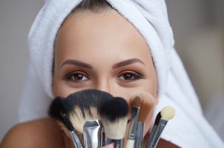 Sposoby na ukrycie niedoskonałości cery. Jak wykonać makijaż maskujący?